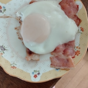 簡単レンジ☆朝食に便利な時短ベーコンエッグ